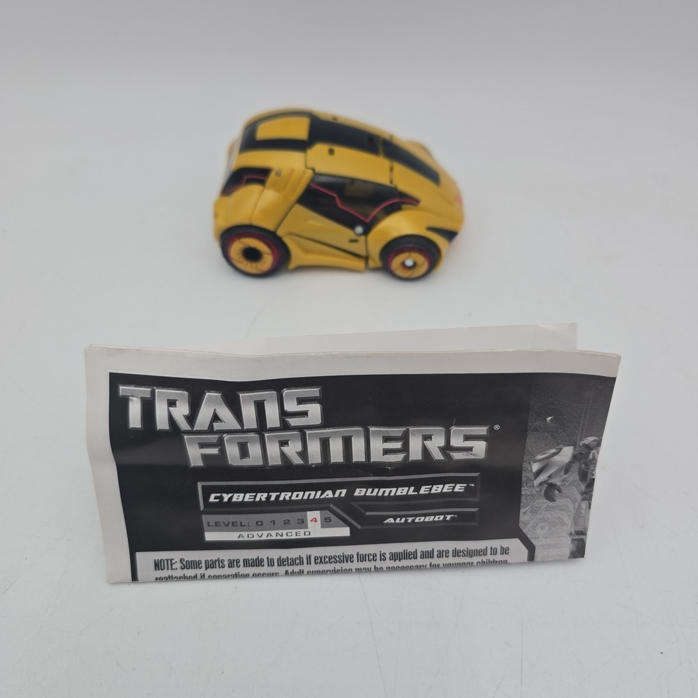 CYBERTRONIAN BUMBLEBEE DELUXE CLASS TRANSFORMERS WAR FOR CYBERTRON 2010